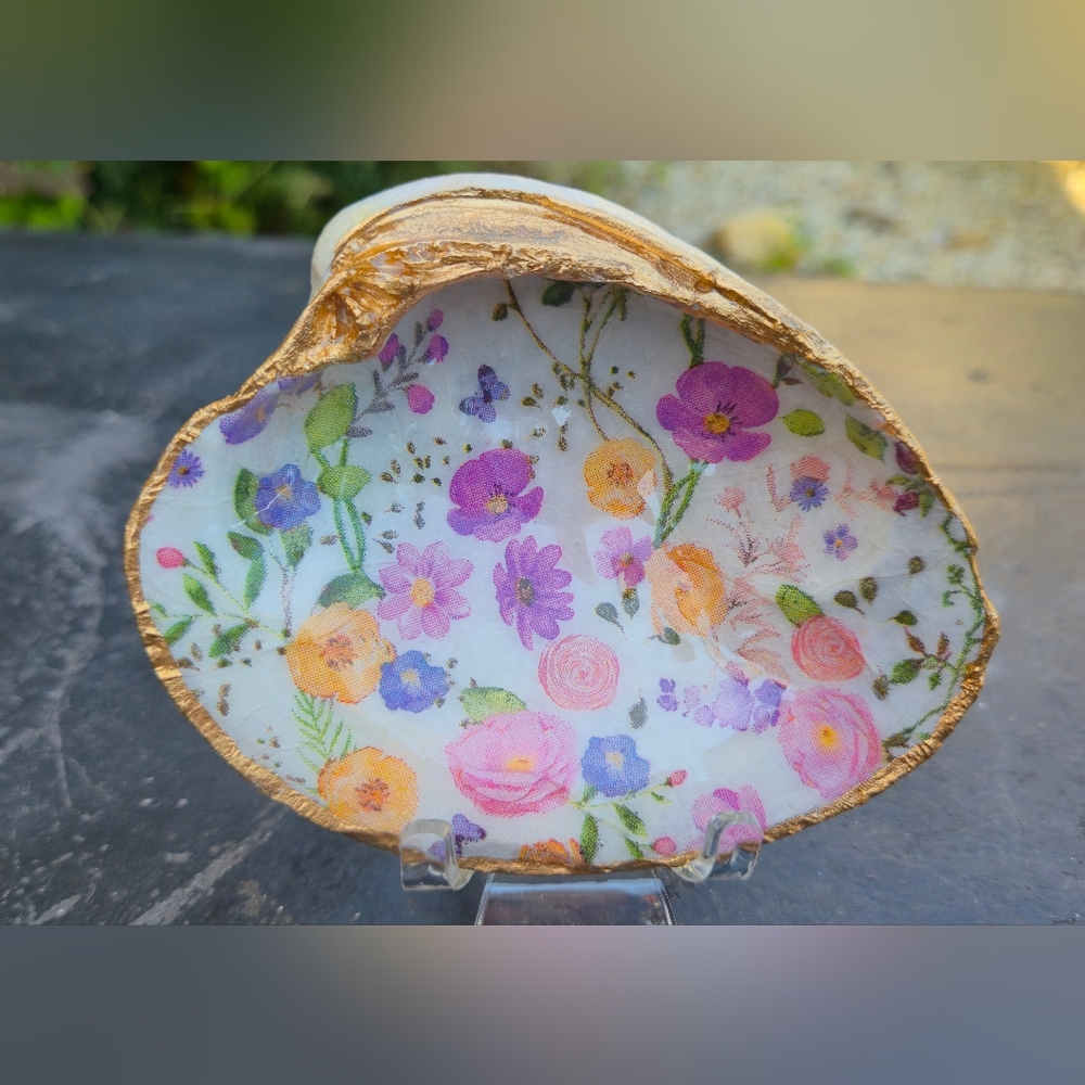 Floral Patterned Decoupage Clam Shell Dish with Stand | Resin Sealed